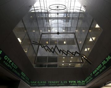 Bolsa de Atenas reabrió con una caída del 17%