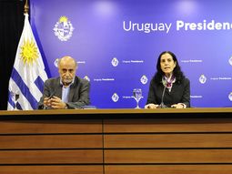 Los ministros Pablo Mieres y Azucena Arbeleche irán al Parlamento a explicar los cambios que habrá en la seguridad social si se aprueba el plebiscito del PIT-CNT. Los ministros Pablo Mieres y Azucena Arbeleche irán al Parlamento a explicar los cambios que habrá en la seguridad social si se aprueba el plebiscito del PIT-CNT.