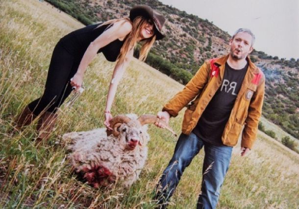 Escándalo por fotos de Garfunkel y Vannucci en un safari