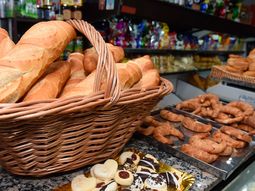 El Gobierno negocia un kilo de pan a precio popular: $80