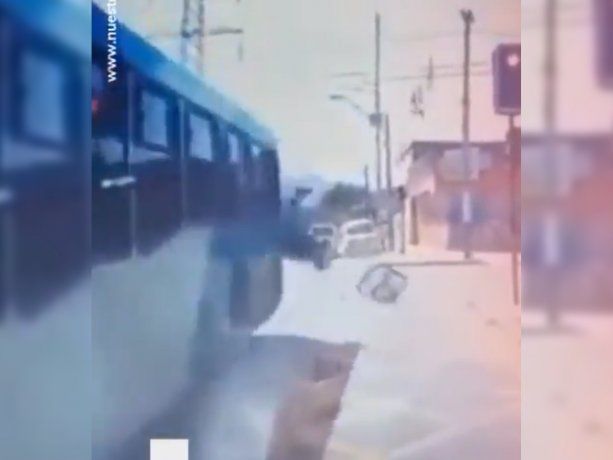 Insólito accidente en Chile: una mujer se cayó por la ventana de un colectivo