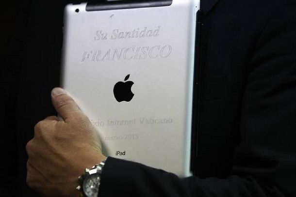 Subastan iPad del papa Francisco por US$30.500