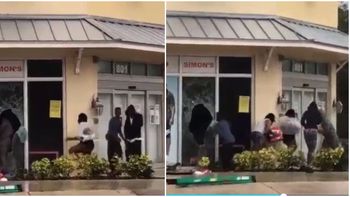 Personas saqueando un negocio en el distrito de Fort Lauderdale, Miami Personas saqueando un negocio en el distrito de Fort Lauderdale, Miami