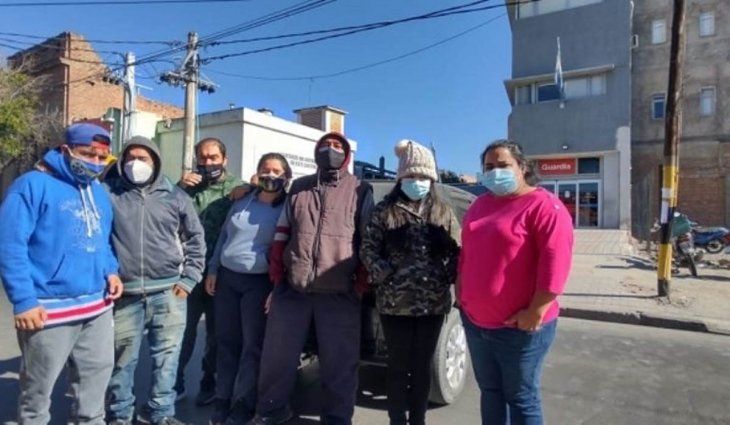 Los familiares del fallecido cortaron una calle frente a un sanatorio, de donde una empresa fúnebre retiró el cuerpo.