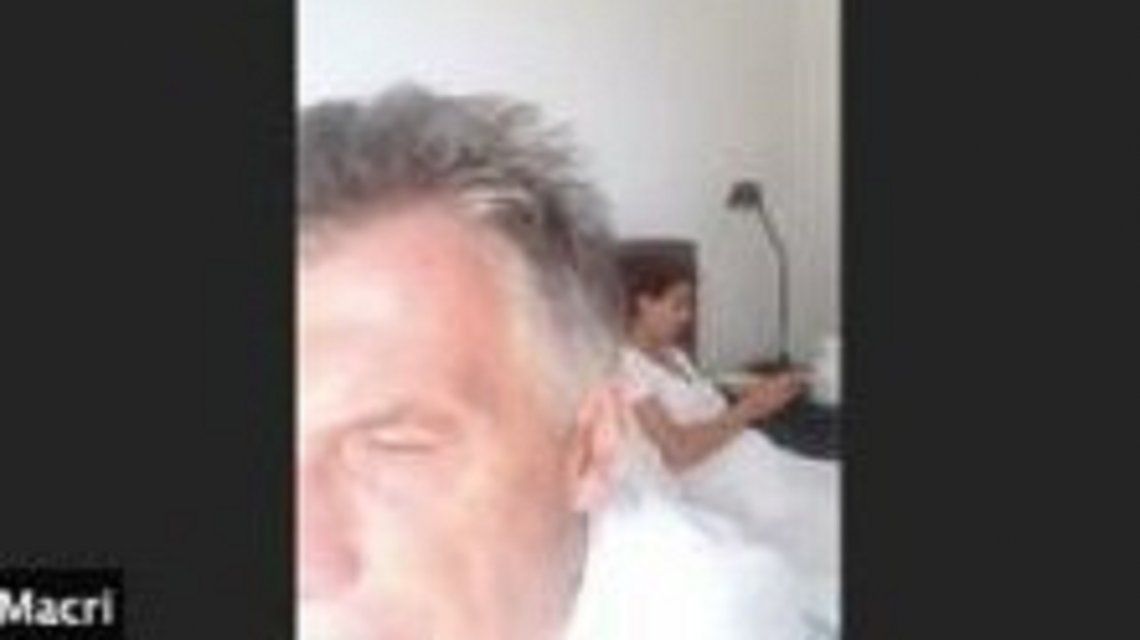 Los memes contra Mauricio Macri tras hacer un Zoom desde la cama