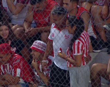 Video: un hincha de Instituto le pidió casamiento a su novia en la tribuna