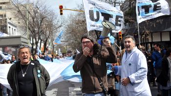 docentes portenos reclaman fuerte aumento salarial docentes portenos reclaman fuerte aumento salarial