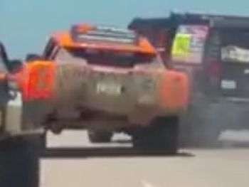 Autos se pasaban comida y chocaron
