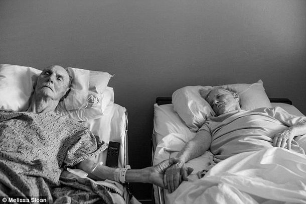 Puro amor hasta el final: tras 62 años juntos, murieron con cuatro horas de diferencia y tomados de la mano