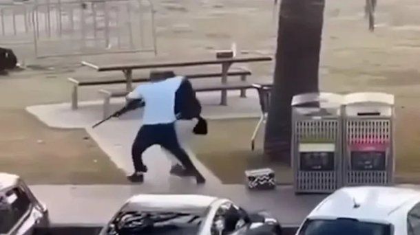 Video: el momento en que un hombre desarmó a uno de los tiradores del ataque en Australia