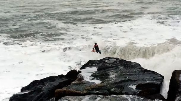 Surfista se tiró al mar y cayó sobre unas rocas: se salvó de milagro