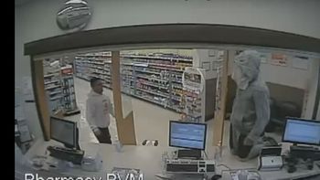 video: quiso robar una farmacia, pero le pegaron duro video: quiso robar una farmacia, pero le pegaron duro