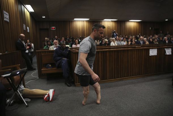 Pistorius se sacó las prótesis en medio del juicio por la muerte de su novia