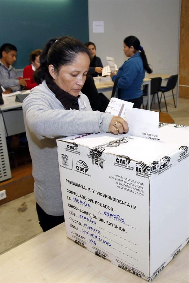 Ecuador: atacan Consejo Electoral durante los comicios