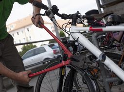 Condenado por intentar robar una bicicleta. Imagen de archivo 