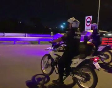 ¡Insólito! Pararon el micro de la Selección argentina y provocaron un choque en cadena