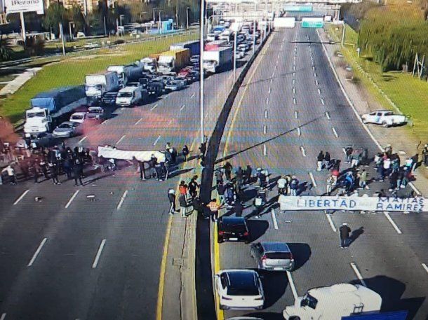 Caos en la Autopista Buenos Aires-La Plata por un corte total