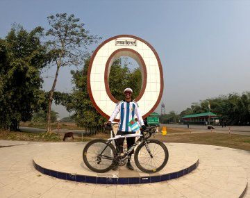 Bangladesh: un ciclista recorrió 1003 km en honor a los partidos que jugó Lionel Messi