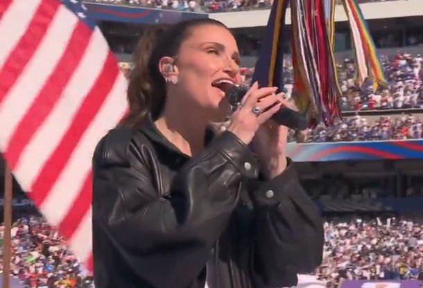 Idina Menzel fue la encargada de entonar el himno de Estados Unidos en la previa a Paraguay vs. Francia.