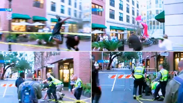 Un hombre salta una barricada para arrebatar una bandera que representa la supremacía blanca