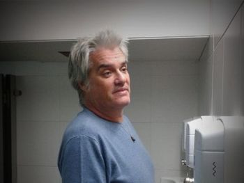 La foto de Roberto Pettinato marcando su territorio