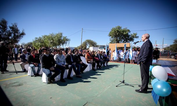 Ford y su red de concesionarios reinauguraron una escuela rural en La Rioja