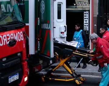 Hay un obrero que está siendo atendido por una herida en el antebrazo.