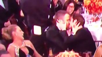 Beso entre Ryan Reynolds y Andrew Garfield en los Premios Globo de Oro Beso entre Ryan Reynolds y Andrew Garfield en los Premios Globo de Oro