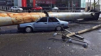 video: la increible caida de un cartel encima de varios autos video: la increible caida de un cartel encima de varios autos