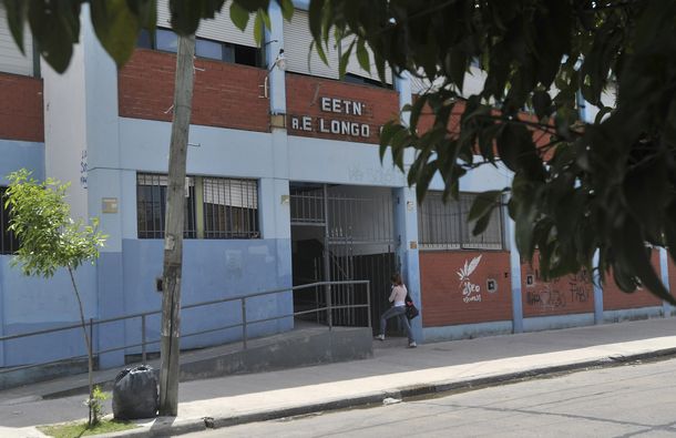 Abuso en una escuela de Avellaneda: un mensaje en Facebook complica al único acusado