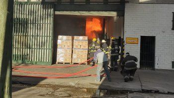 Voraz incendio destruye una fábrica de galletitas en Lanús
