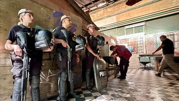la policia portena desalojo la casona, un predio de costanera sur tomado por mas de 16 anosos la policia portena desalojo la casona, un predio de costanera sur tomado por mas de 16 anosos