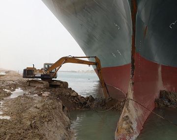 Movieron unos metros al barco encallado en el canal de Suez y hubo festejos