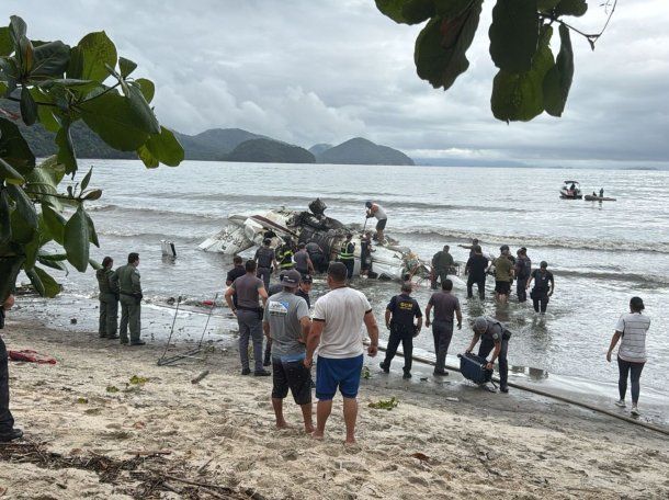 Video: una avioneta se estrelló en una playa de Brasil
