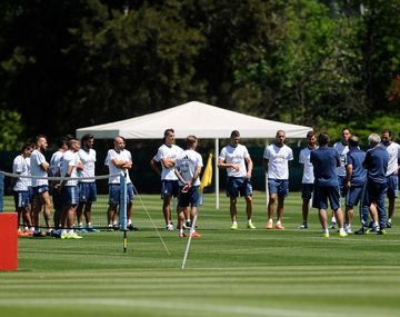 Martino sorprendió con un cambio en la primera práctica en Colombia
