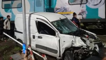 milagro en ramos mejia: dos jovenes cruzaron mal, el tren sarmiento los arrollo y salieron caminando milagro en ramos mejia: dos jovenes cruzaron mal, el tren sarmiento los arrollo y salieron caminando