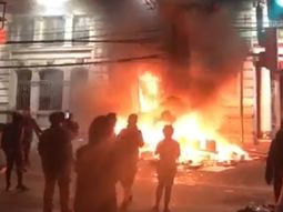 Estallido social en Chile: muertos, incendios y saqueos en medio de un toque de queda