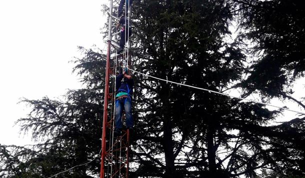 Brandsen: rescataron a un operario que intentó quitarse la vida desde una antena a 120 metros de altura