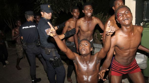 VIDEO: Casi 200 inmigrantes se colaron a España por la frontera del Tarajal