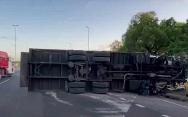 Un camión con carne volcó en la autopista Riccheri: un herido y demoras