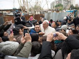 sopresiva visita del papa a migrantes