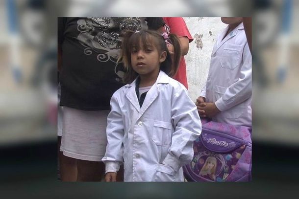 La historia detrás de la foto de la nena que hace su tarea mientras pide limosna