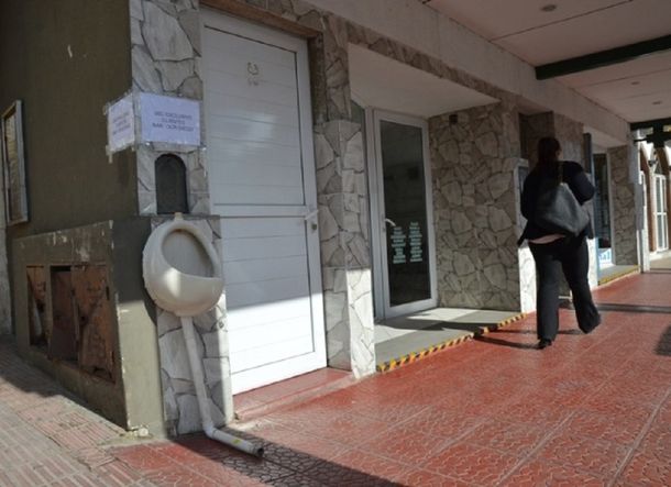 Cansado de que le hicieran pis en la vereda, puso un mingitorio