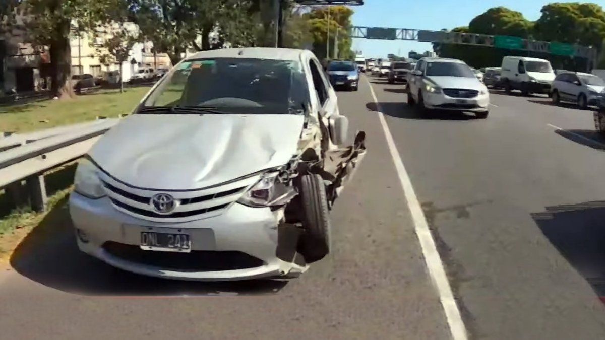 Choque y vuelco en la General Paz: tres autos involucrados y un herido