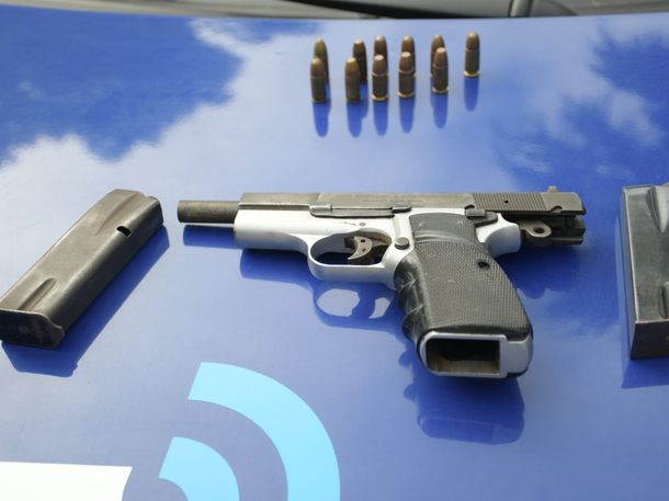 Iban a la guerra: policía descubre armas en micros de la barrabrava de Boca