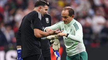 Dibu Martín se rompió un dedo y encendió las alarmas a un mes del Mundial 2026 Dibu Martín se rompió un dedo y encendió las alarmas a un mes del Mundial 2026