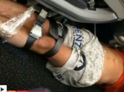 Subió borracho a un avión y lo ataron