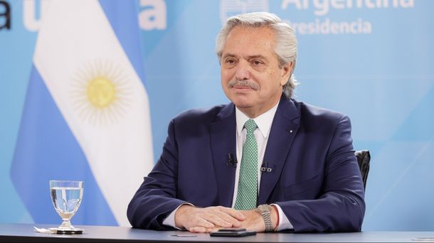 Alberto Fernández saludó a Charly García y mostró discos de su colección