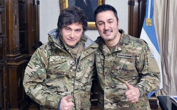 Javier Milei y el saliente ministro Luis Petri. Javier Milei y el saliente ministro Luis Petri.