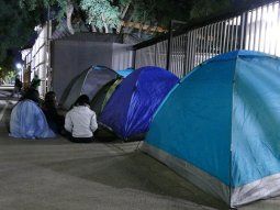 Una fan se recibe de médica estudiando en el acampe para Taylor Swift